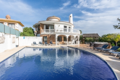 Villa for sale in Las Farolas